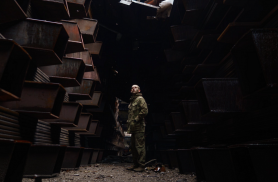 Peste 1.000 de militari ucraineni care s-au predat recent la oţelăria Azovstal au fost transportaţi în Rusia pentru a fi judecați